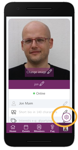 Accédez au réglages de l'application en appuyant sur le bouton en-bas à droite de votre page de profil